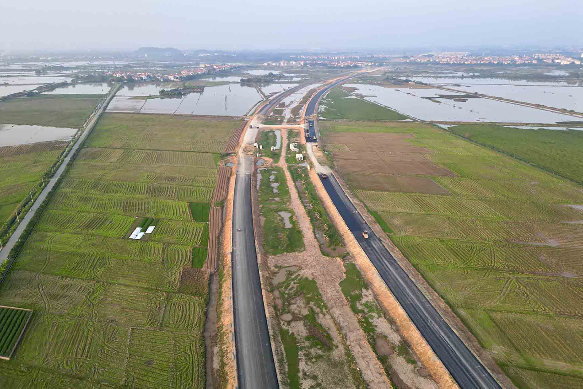 Parallel road of Ring Road 4 through Me Linh district (Hanoi), October 2024. Photo: Huu Chanh