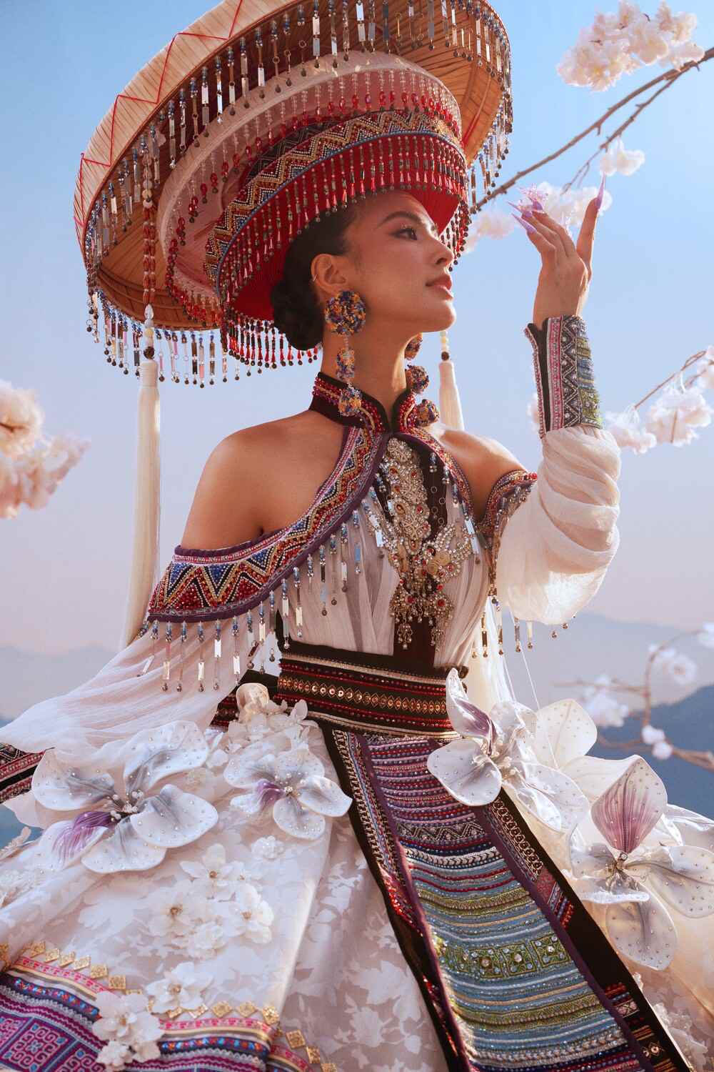 “Vu dieu hoa ban” duoc thiet ke dua tren form ao truyen thong cua nguoi H’Mong voi co ao dai va chan vay theu hoa van tho cam ket hop voi ky thuat dung form vay 3D hien dai va nhung canh hoa vang noi tren nen vai tho cam truyen thong mang den cam giac tre trung va ruc ro cua nhung co gai Tay Bac.  