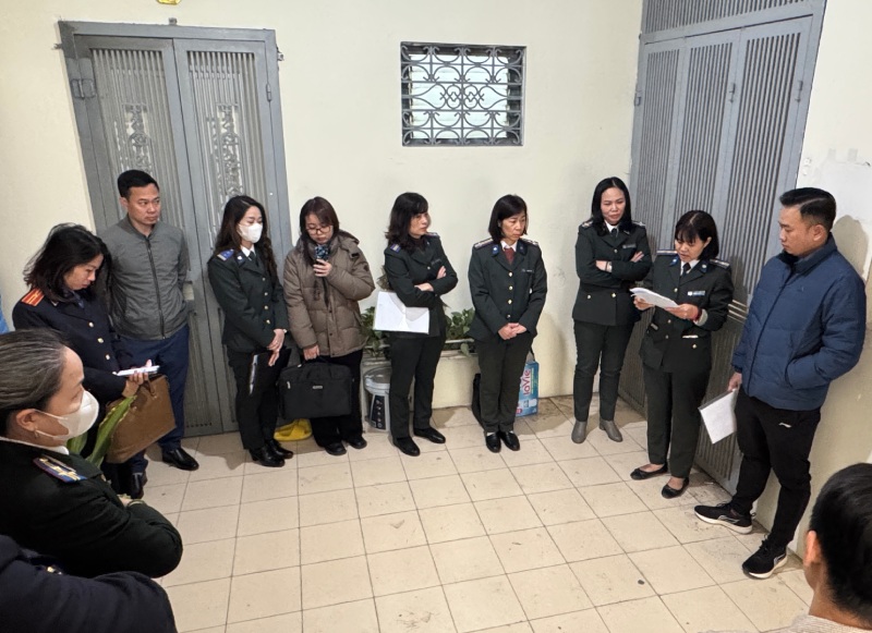 Hình ảnh trong buổi cưỡng chế, giao tài sản của Chi cục THADS quận Cầu Giấy. Ảnh: Trí Minh