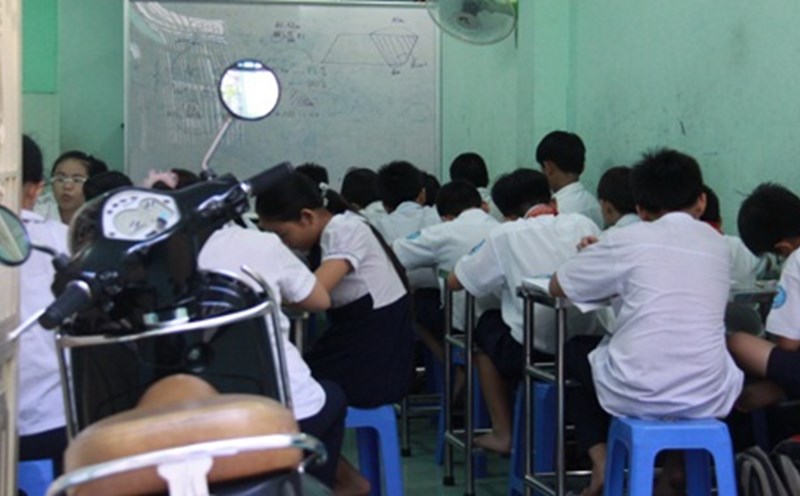 There are many heated discussions about extra teaching and learning nowadays. Illustration: Trang Ha