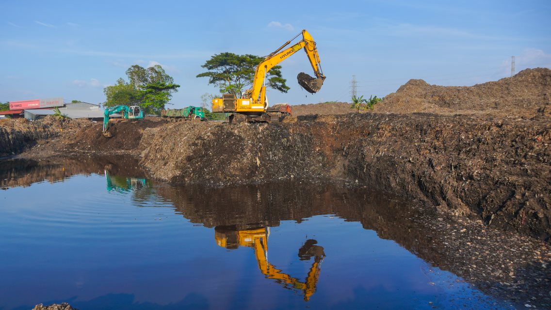 Workers had to work overtime all night to make up for the progress of removing the landfill blocking the Can Tho - Ca Mau Expressway.
