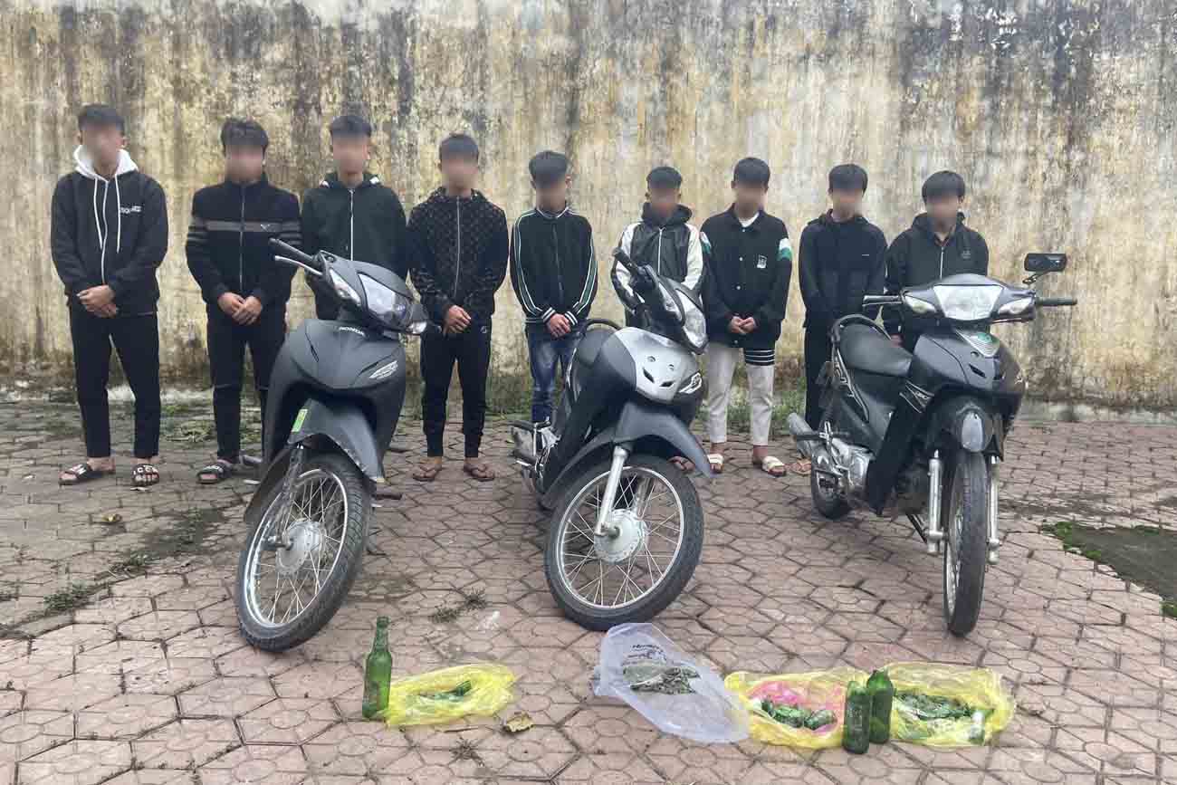 6 đối tượng vừa bị Công an huyện Lộc Hà triệu tập, xử lý vì ném chai bia giải quyết mâu thuẫn với nhau. Ảnh: Công an Hà Tĩnh.