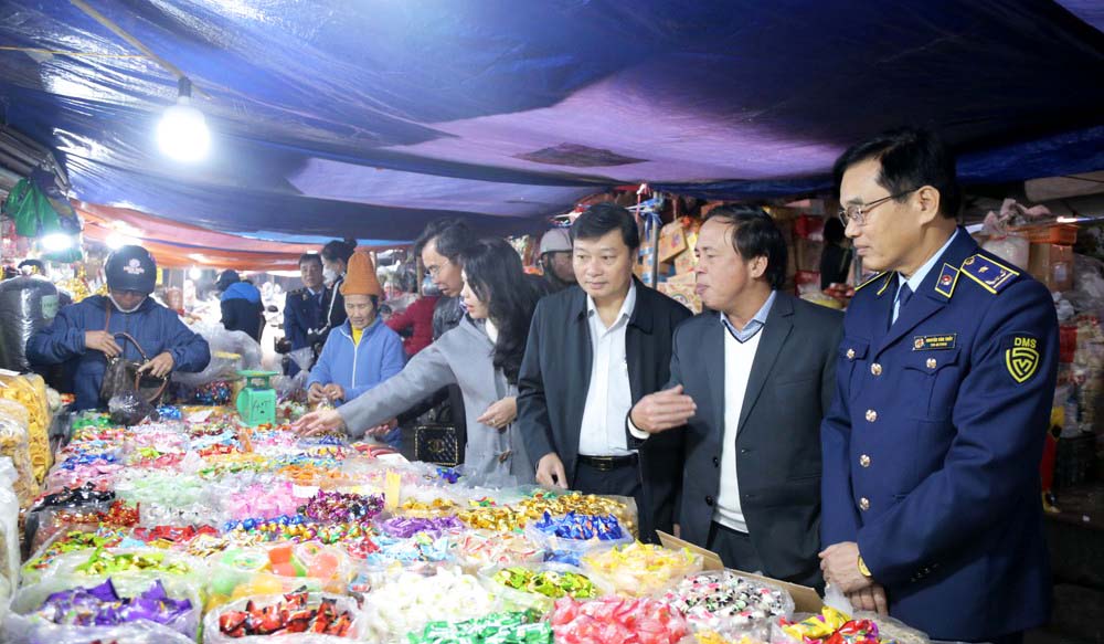 Leaders of the Provincial People's Committee, the Department of Industry and Trade, and the Nghe An Market Management Department inspected the supply of goods during Tet. Photo: Thu Huyen