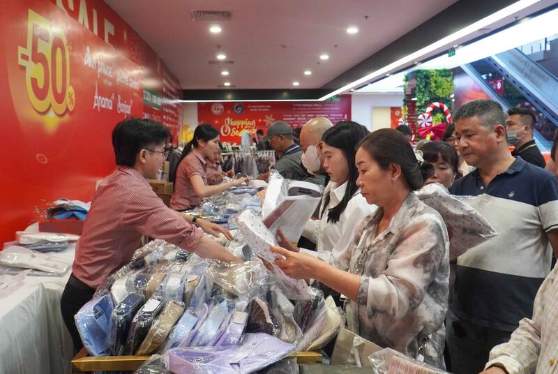 Many people shop for discounted branded goods. Photo: Ngoc Le