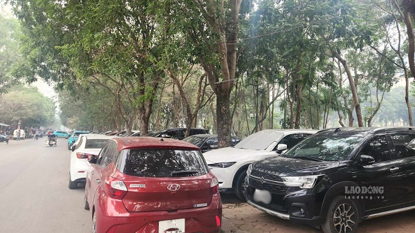 Hanoi announced 191 roads and streets that are eligible to reserve part of the roadway for parking. Photo: Minh Hanh
