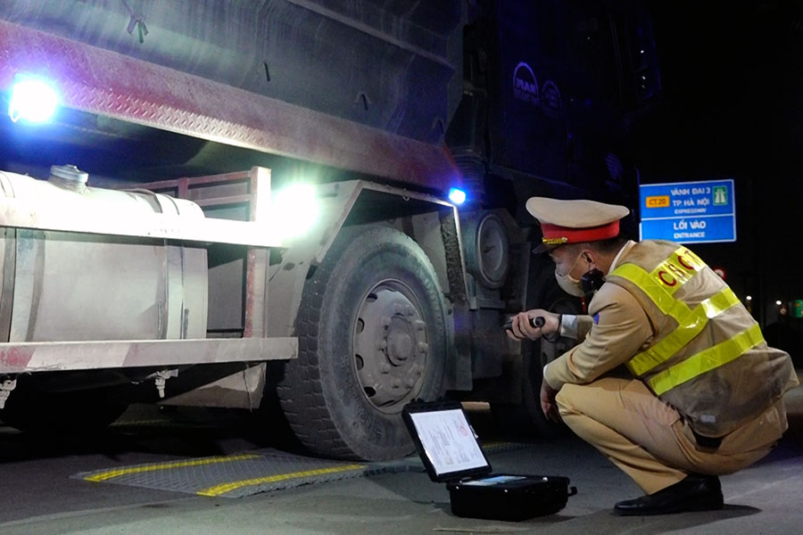 Overloaded driver delayed for more than 2 hours without signing the penalty notice