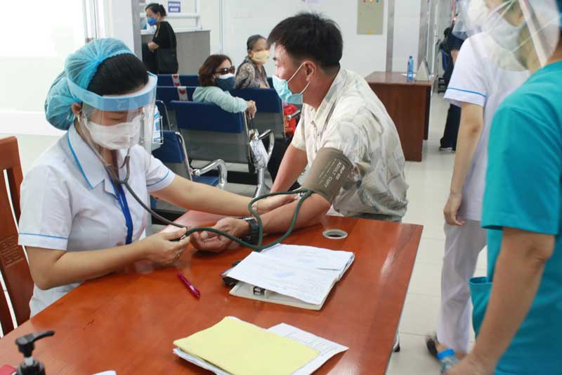 Wards preparing to merge in Da Nang are urgently renewing health insurance cards for poor households and social protection beneficiaries. Photo: Nguyen Thi