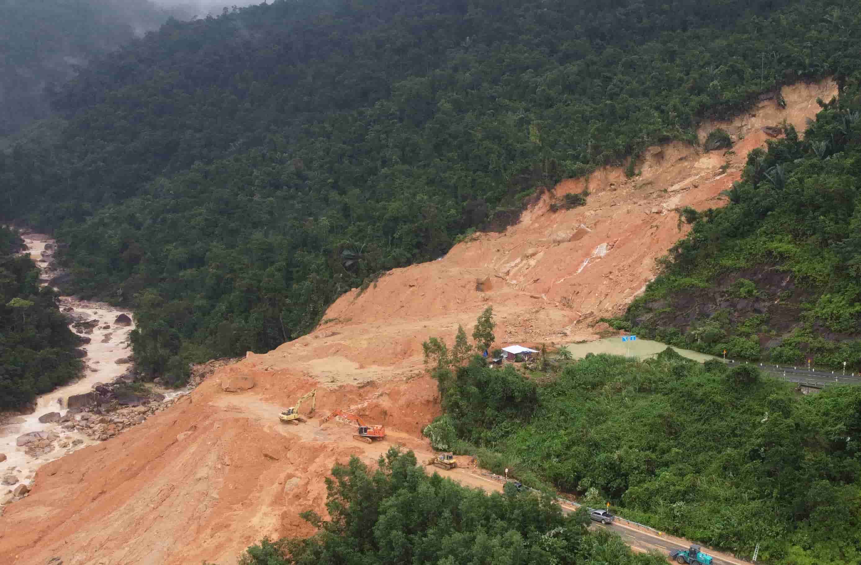 Proposal to announce the Decision on emergency situation regarding natural disasters on National Highway 27C section through Khanh Le Pass. Photo: Huu Long