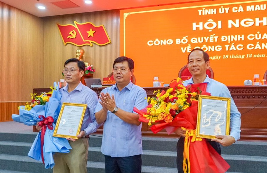 Ong Nguyen Tien Hai, Bi thu Tinh uy, Chu tich HDND tinh Ca Mau trao Quyet dinh va chuc mung cac can bo duoc chi dinh chuc vu moi. Anh: VGP