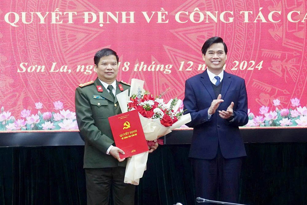 Son La Provincial Party Secretary Hoang Quoc Khanh presented the decision and congratulated Colonel Dang Trong Cuong. Photo: VGP