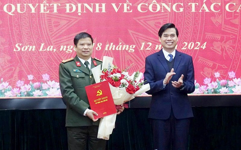 Son La Provincial Party Secretary Hoang Quoc Khanh presented the decision and congratulated Colonel Dang Trong Cuong. Photo: VGP