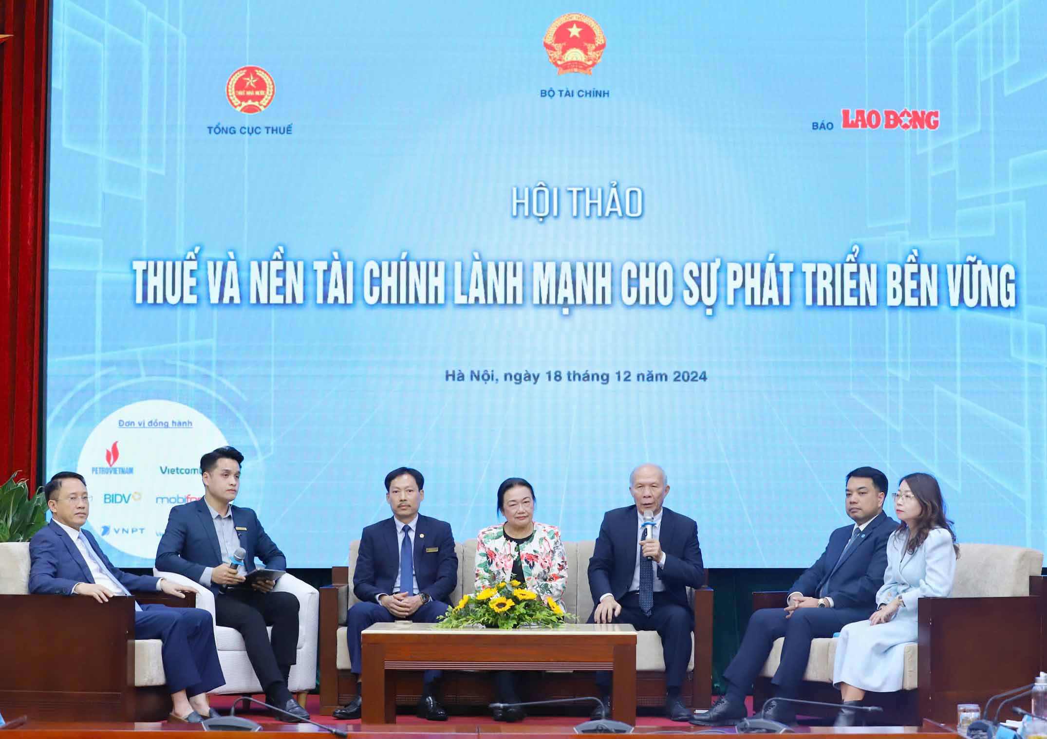 Phiên thảo luận bàn tròn của Hội thảo. Ảnh: Tô Thế