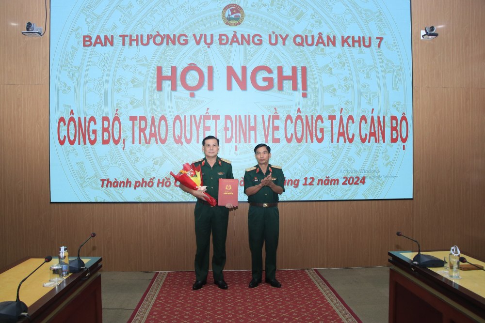 Thieu tuong Dang Van Hung, Pho Tu lenh, Tham muu truong Quan khu trao quyet dinh nang luong cho Thieu tuong Dang Van Lam, Pho Tu lenh Quan khu. Anh: The Anh