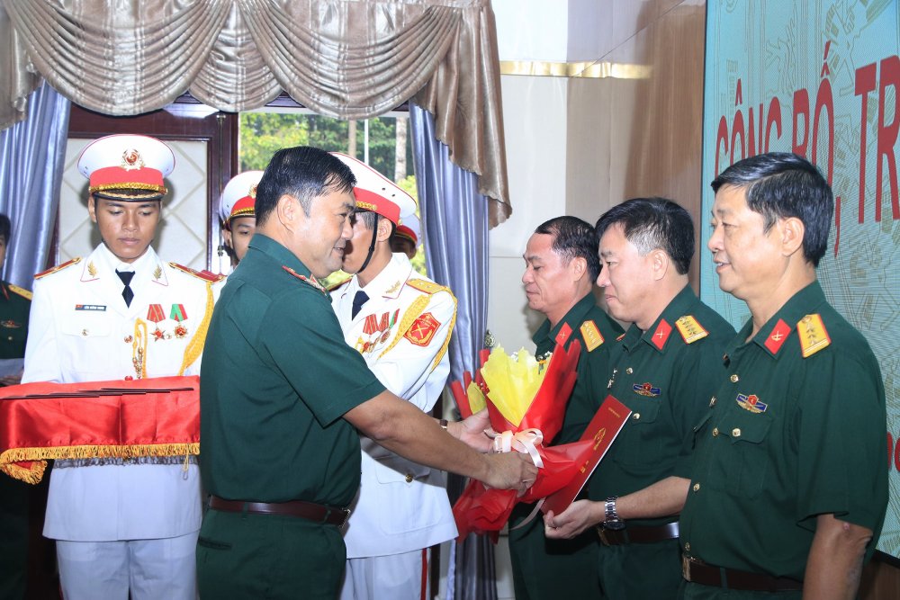 Major General Le Xuan The - Deputy Commander of Military Region 7 - presented decisions to officers who were reappointed, had their salaries increased, and were promoted in this period. Photo: The Anh