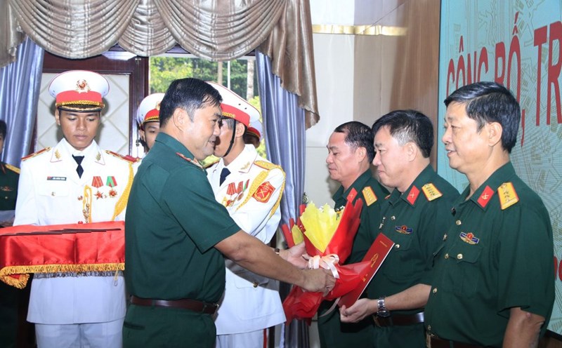 Major General Le Xuan The - Deputy Commander of Military Region 7 - presented decisions to officers who were reappointed, had their salaries increased, and were promoted in this period. Photo: The Anh