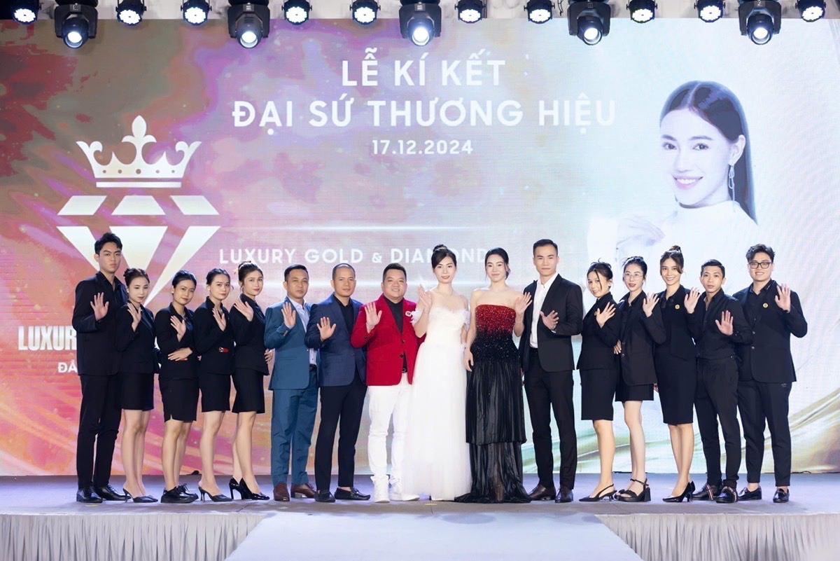 Anh: Ban to chuc.