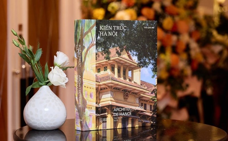 The book "Hanoi Architecture - Vietnamese - French Cultural Exchange" was officially launched to readers. Photo: Organizing Committee