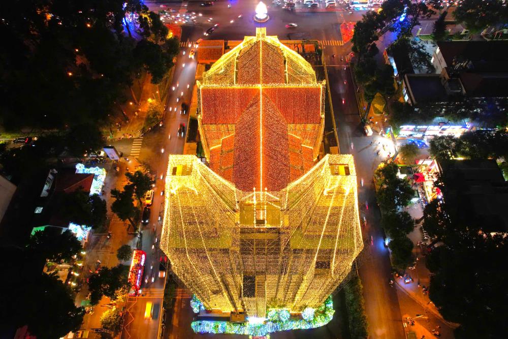  Ghi nhan cua phong vien, tai nha tho Duc Ba (Quan 1), mac du dang trong thoi gian tu sua, the nhung nam nay nha tho trang hoang long lay de don Giang sinh tu rat som. Hang trieu bong den LED phu kin toan bo nha tho.