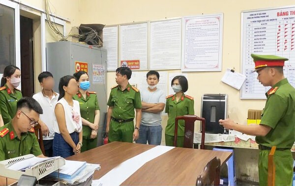 Bac Ninh City Police urgently arrested a person who opposed the handling of environmental violations in Phong Khe Ward. Photo: Bac Ninh Electronic Information Portal