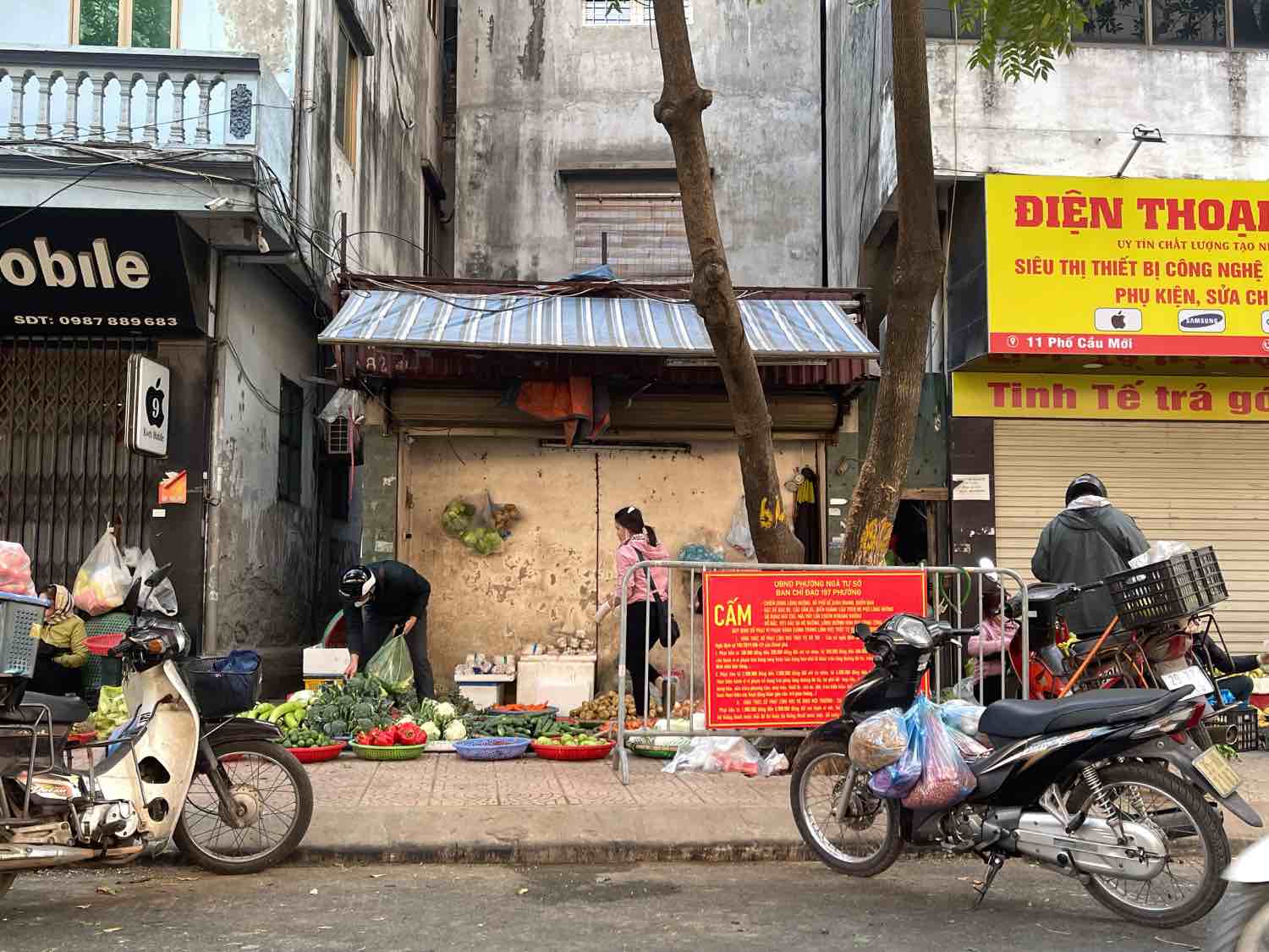 Ngang nhiên bán hàng ngay cạnh biển cấm. Ảnh: Khánh An