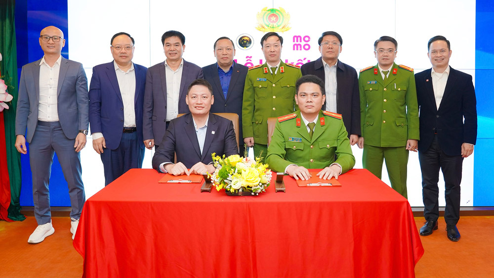 Representatives of MoMo and representatives of RAR Center signed the cooperation agreement. Photo: Provided by DN