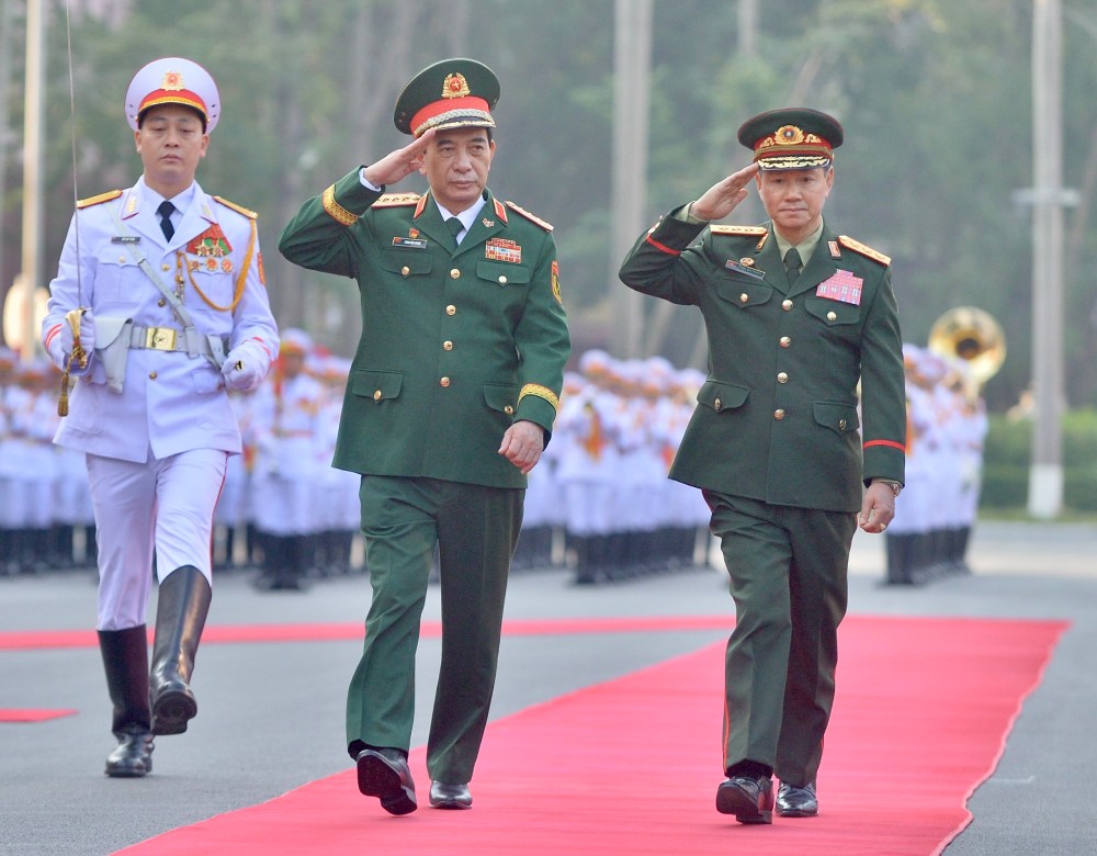 General Phan Van Giang presided over the welcoming ceremony for the Lao Minister of Defense. Photo: T.Vuong