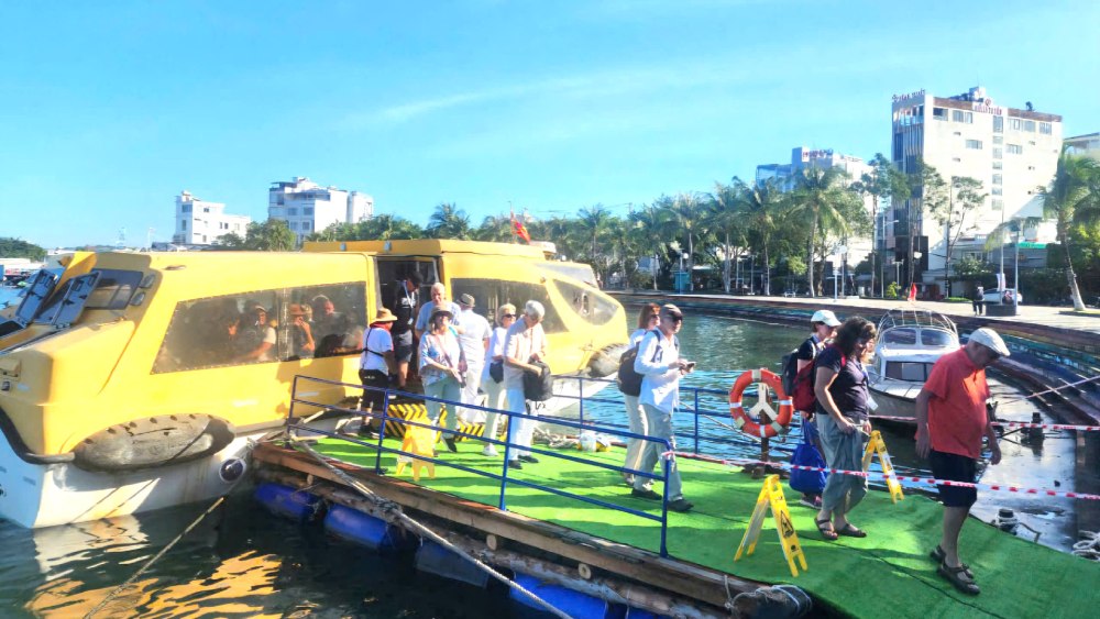 The ADIA Stella ship docked far away, tourists were taken by small boats to Duong Dong port, Phu Quoc city to complete immigration procedures. Photo: Phu Quoc