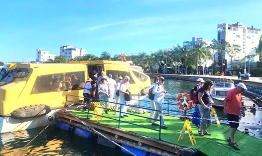 Tàu ADIA Stella đậu từ ngoài xa, du khách được tàu nhỏ tăng bo vào cảng Dương Đông, TP Phú Quốc để làm thủ tục nhập cảnh. Ảnh: Phú Quốc