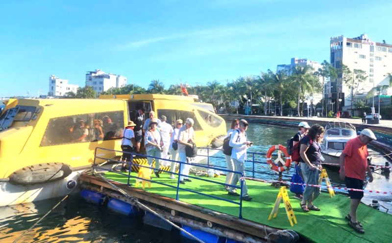The ADIA Stella ship docked far away, tourists were taken by small boats to Duong Dong port, Phu Quoc city to complete immigration procedures. Photo: Phu Quoc