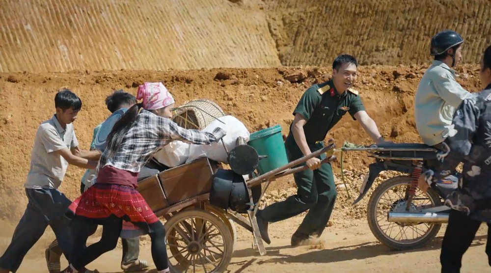 Trung ta Le Nguyen Dai luon dat loi ich cua nhan dan len hang dau. Anh: Nha san xuat