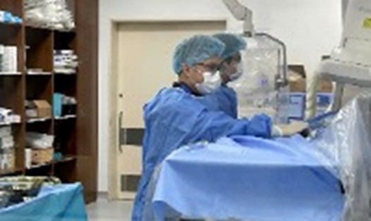 Bác sĩ thực hiện can thiệp phình mạch máu não cho người bệnh. Ảnh: BSCC