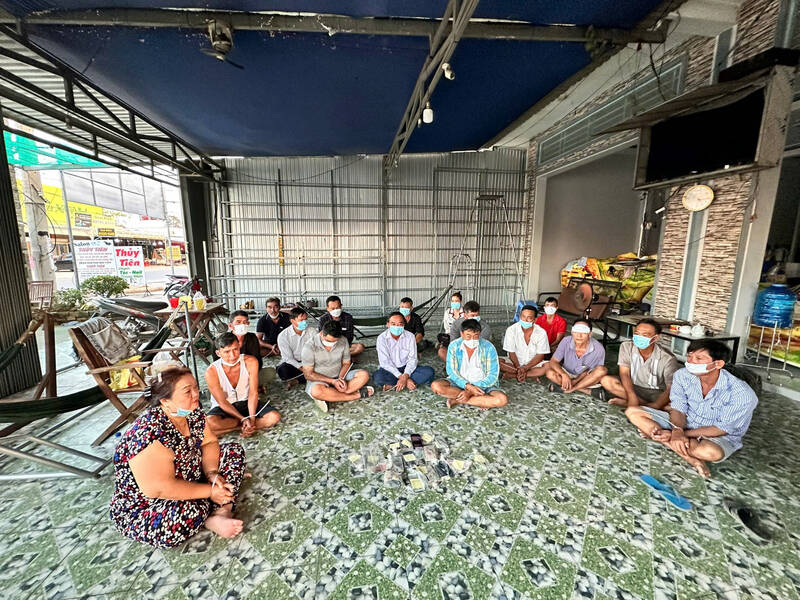 17 people caught red-handed entering a cafe to gamble on cockfighting online. Photo: Provided by the police.