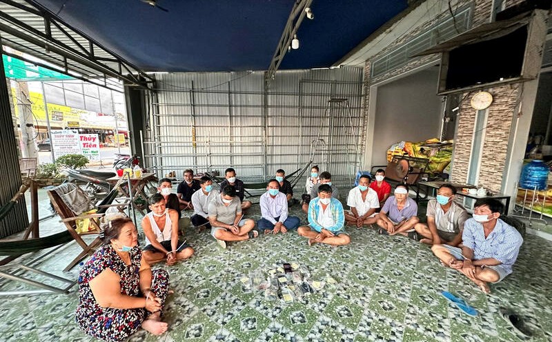 17 people caught red-handed entering a cafe to gamble on cockfighting online. Photo: Provided by the police.