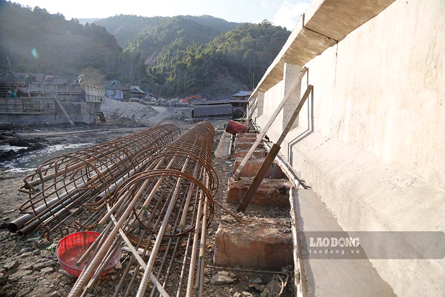 4 cong trinh sap xep on dinh dan cu vung thien tai tren dia ban xa Muong Pon co tong muc dau tu 16,4 ti dong, tu nguon von Trung uong va ngan sach dia phuong cap huyen.