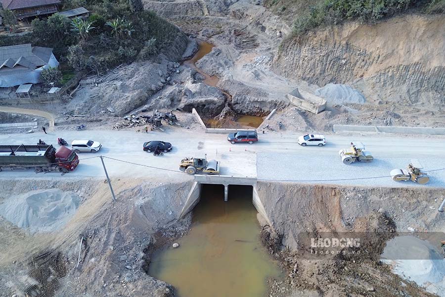 “Den nay, hon 17 ty dong da duoc giai ngan va mot so cong trinh da thi cong 100%. Ban dang no luc de cac cong trinh con lai som di vao hoat dong truoc Tet Nguyen dan 2025, gop phan on dinh cuoc song cua nguoi dan” – ong Hung noi.