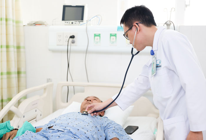 Doctor examines patient with multiple carotid aneurysms, at high risk of cerebral hemorrhage, successfully treated. Photo: BVCC