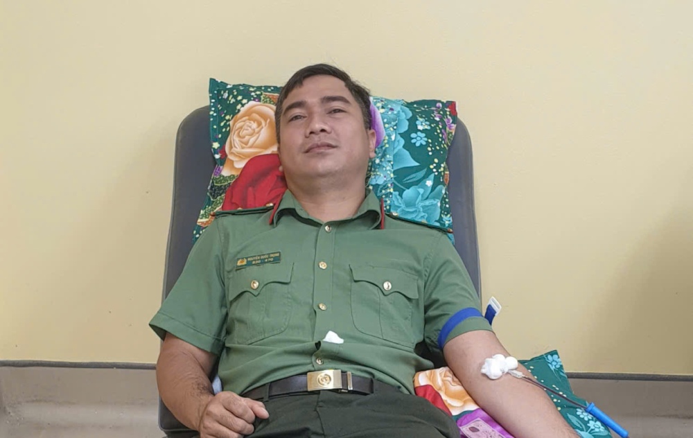 Major Nguyen Quoc Trong quickly went to the hospital to donate blood to help the child patient. Photo: Kien Giang Police