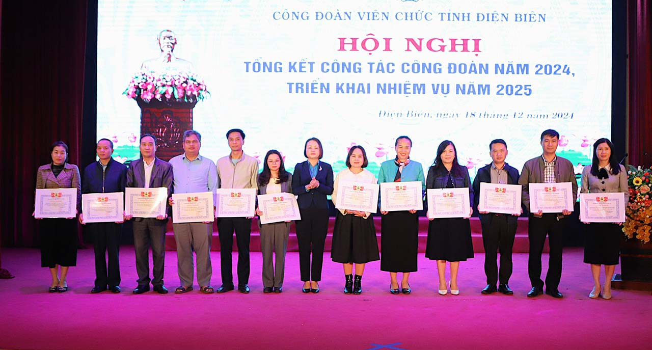 In 2024, the Dien Bien Provincial Civil Servants' Union had many collectives and individuals achieving outstanding results and receiving many certificates of merit. Photo: Thu Hang