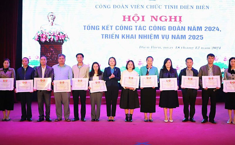 In 2024, the Dien Bien Provincial Civil Servants' Union had many collectives and individuals achieving outstanding results and receiving many certificates of merit. Photo: Thu Hang