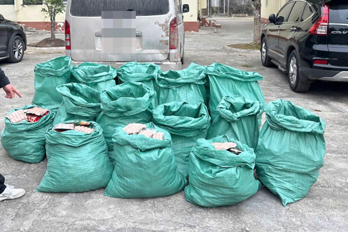 650kg xúc xích không rõ nguồn gốc. Ảnh: Hữu Việt