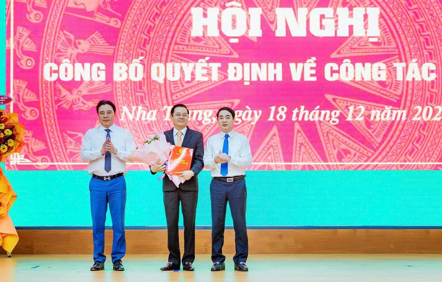 Leaders of Khanh Hoa Provincial Party Committee handed over the decision to transfer and assign Mr. Tran Manh Dung to hold the position of Secretary of Nha Trang City Party Committee. Photo: The Vinh