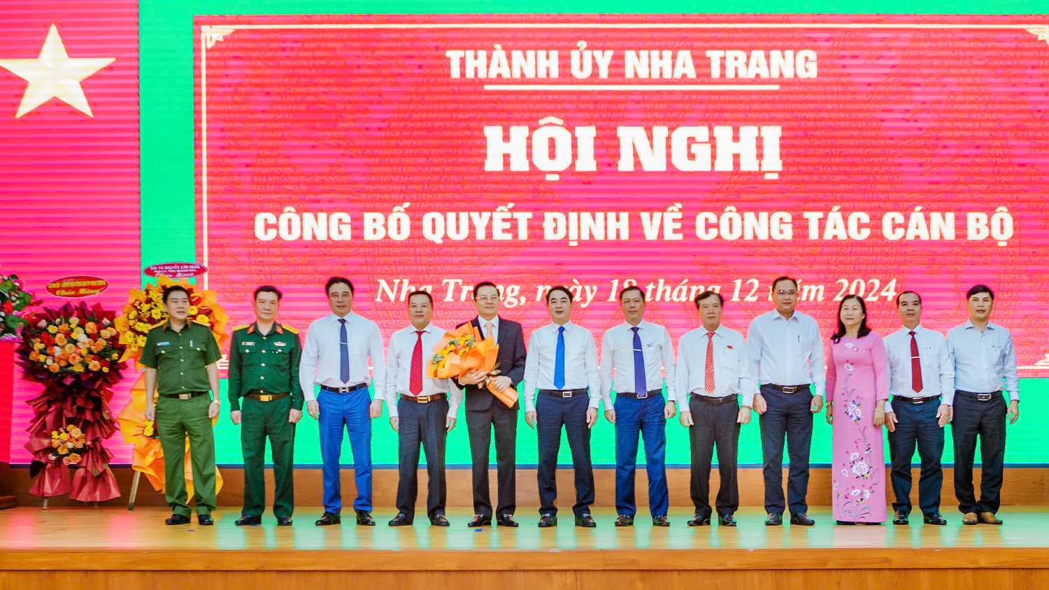 Ban Thuong vu Tinh uy Khanh Hoa to chuc le cong bo quyet dinh dieu dong, phan cong ong Tran Manh Dung giu chuc vu Bi thu Thanh uy Nha Trang nhiem ky 2020 – 2025. Anh: The Vinh