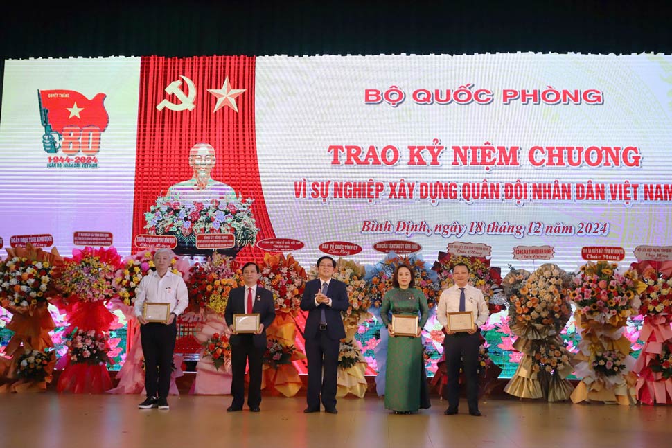 Lanh dao tinh Binh Dinh trao ky niem chuong cho nhung ca nhan co thanh tich xuat sac trong su nghiep bao ve To quoc. Anh Hoai Luan