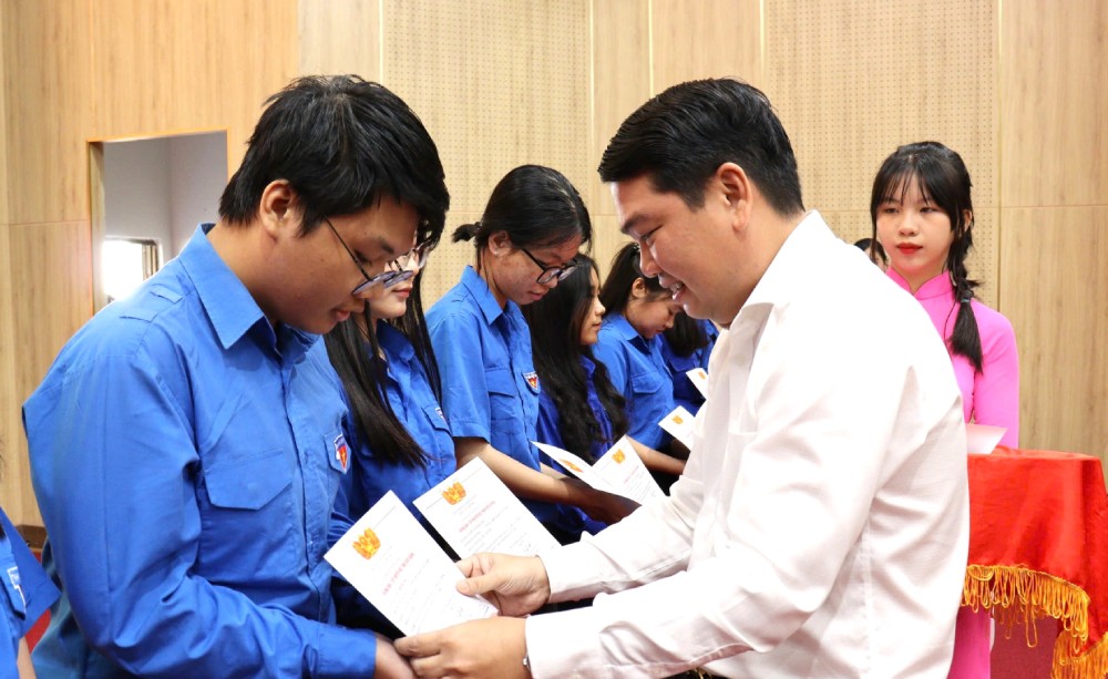 Vice Chairman of Kien Giang Provincial People's Committee Le Trung Ho awarded scholarships to students. Photo: Ngoc Mai