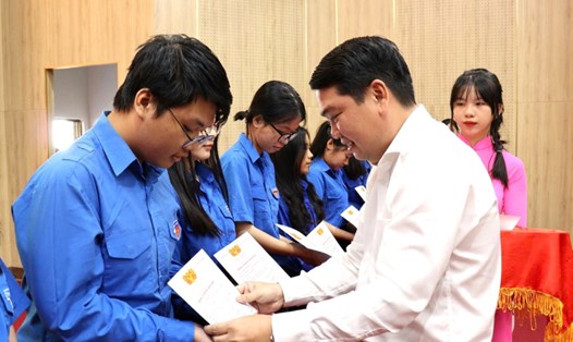 Phó Chủ tịch UBND tỉnh Kiên Giang Lê Trung Hồ trao học bổng hỗ trợ cho sinh viên. Ảnh: Ngọc Mai