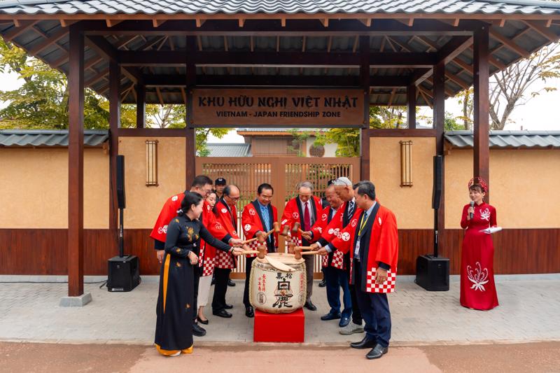 Nghi thuc dap ruou Sake truyen thong cua nguoi Nhat Ban trong Le khanh thanh “Nha huu nghi Viet - Nhat“.