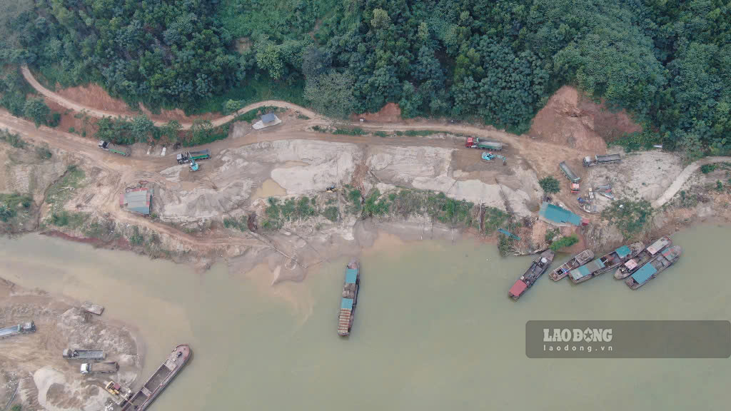 Sông Chảy đục ngầu vì tình trạng khai thác cát cả ngày lẫn đêm. Ảnh: Bảo Nguyên 