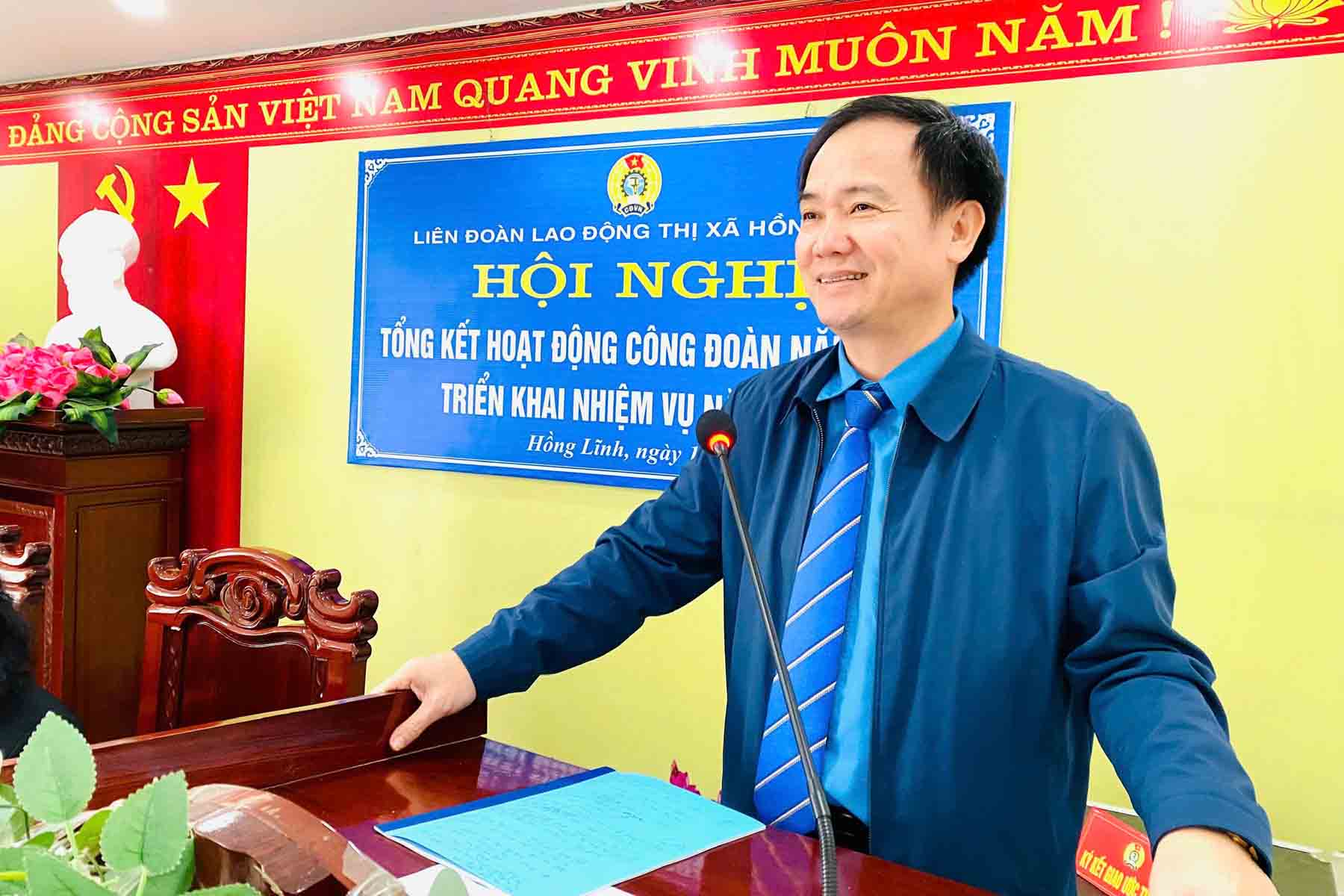 Ông Ngô Đình Vân - PCT LĐLĐ tỉnh Hà Tĩnh phát biểu chỉ đạo tại hội nghị. Ảnh: Linh Hồng.