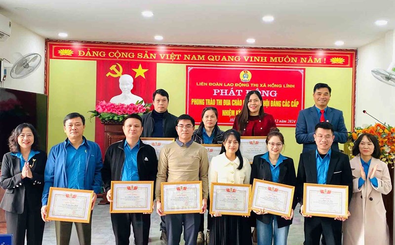 Awarding certificates of merit from the Hong Linh Town Labor Federation to collectives and individuals with outstanding achievements in trade union activities in 2024. Photo: Linh Hong