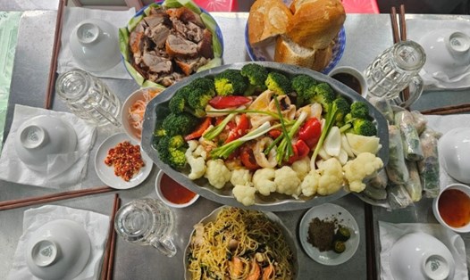 Mâm cỗ cúng đa dạng của một gia đình tại TPHCM, Việt Nam. Ảnh: Tyrina